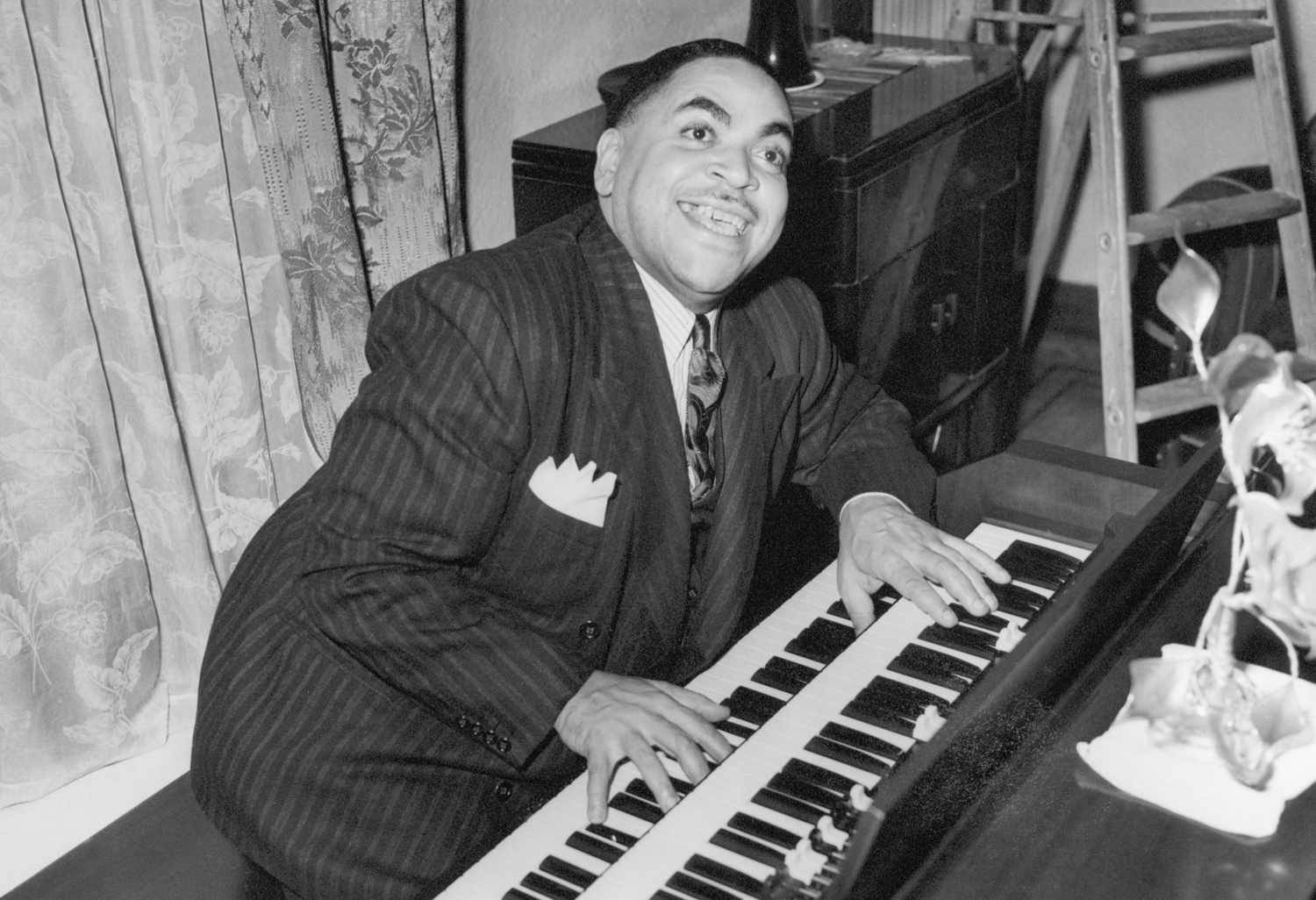 Fats Waller Performing The Jitterbug Waltz In 1942 Wallpaper