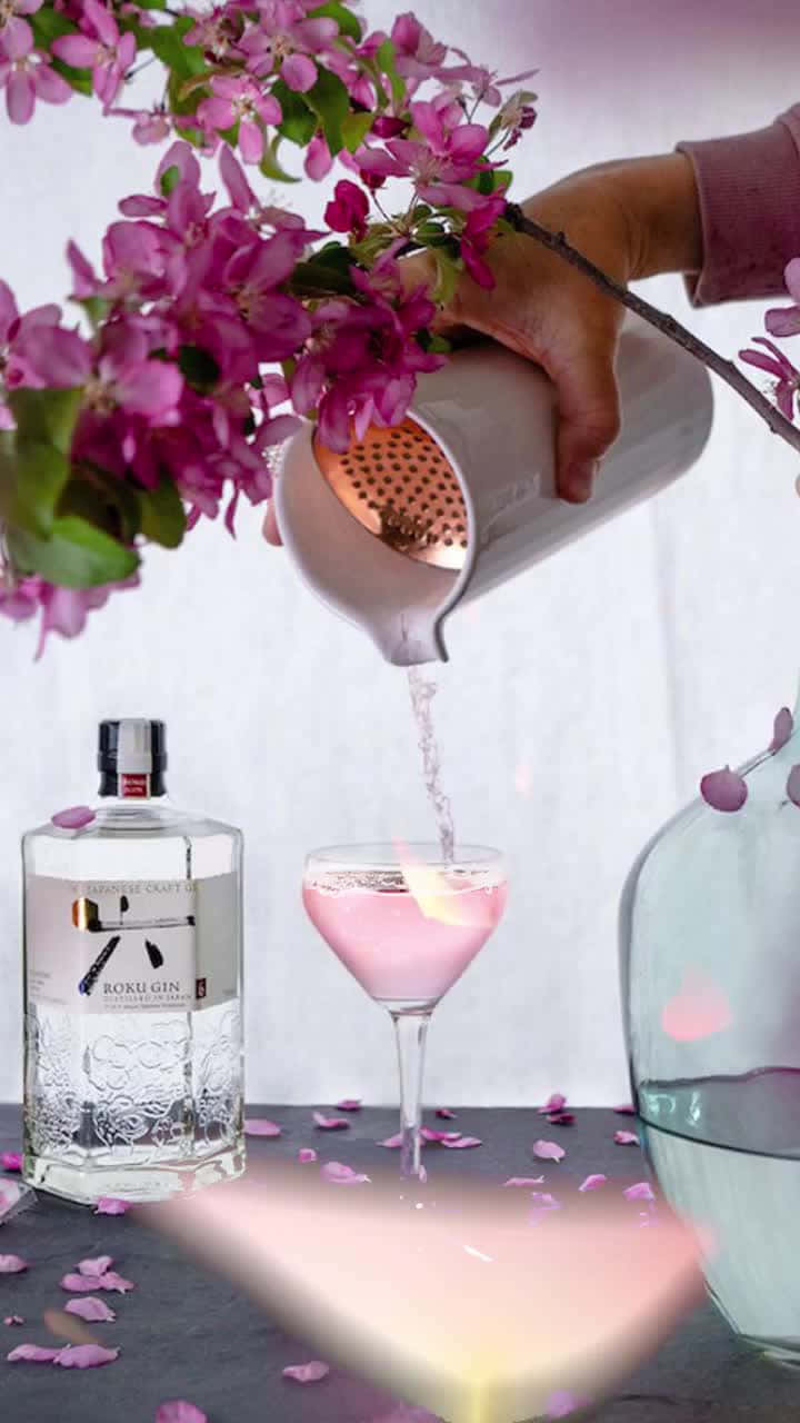 Floral Gin Cocktail Pour Wallpaper