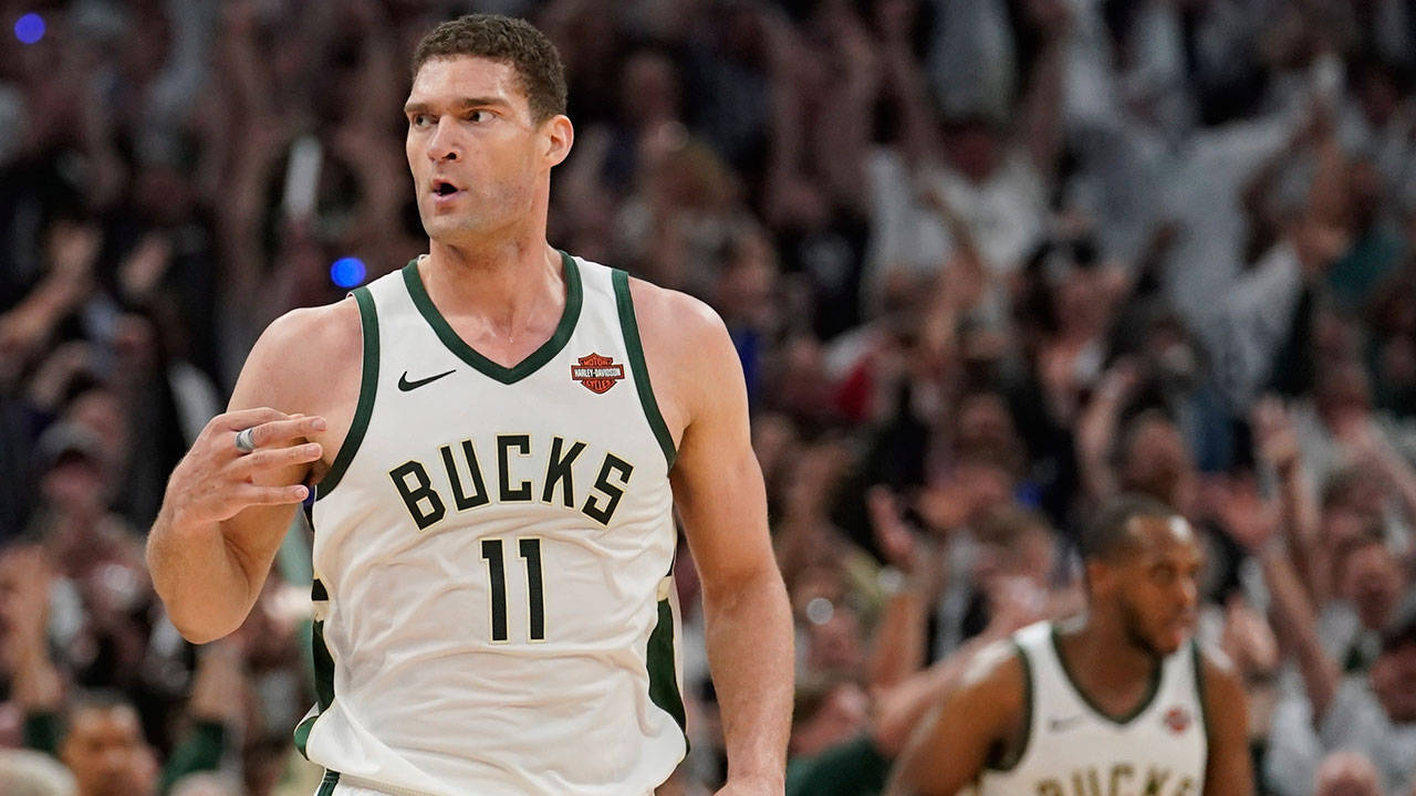 Focus Shot Bucks Brook Lopez Wallpaper