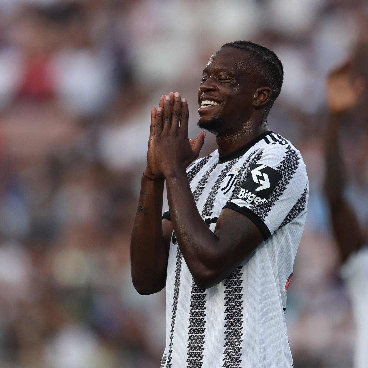 Footballer Denis Zakaria In Praying Gesture Wallpaper