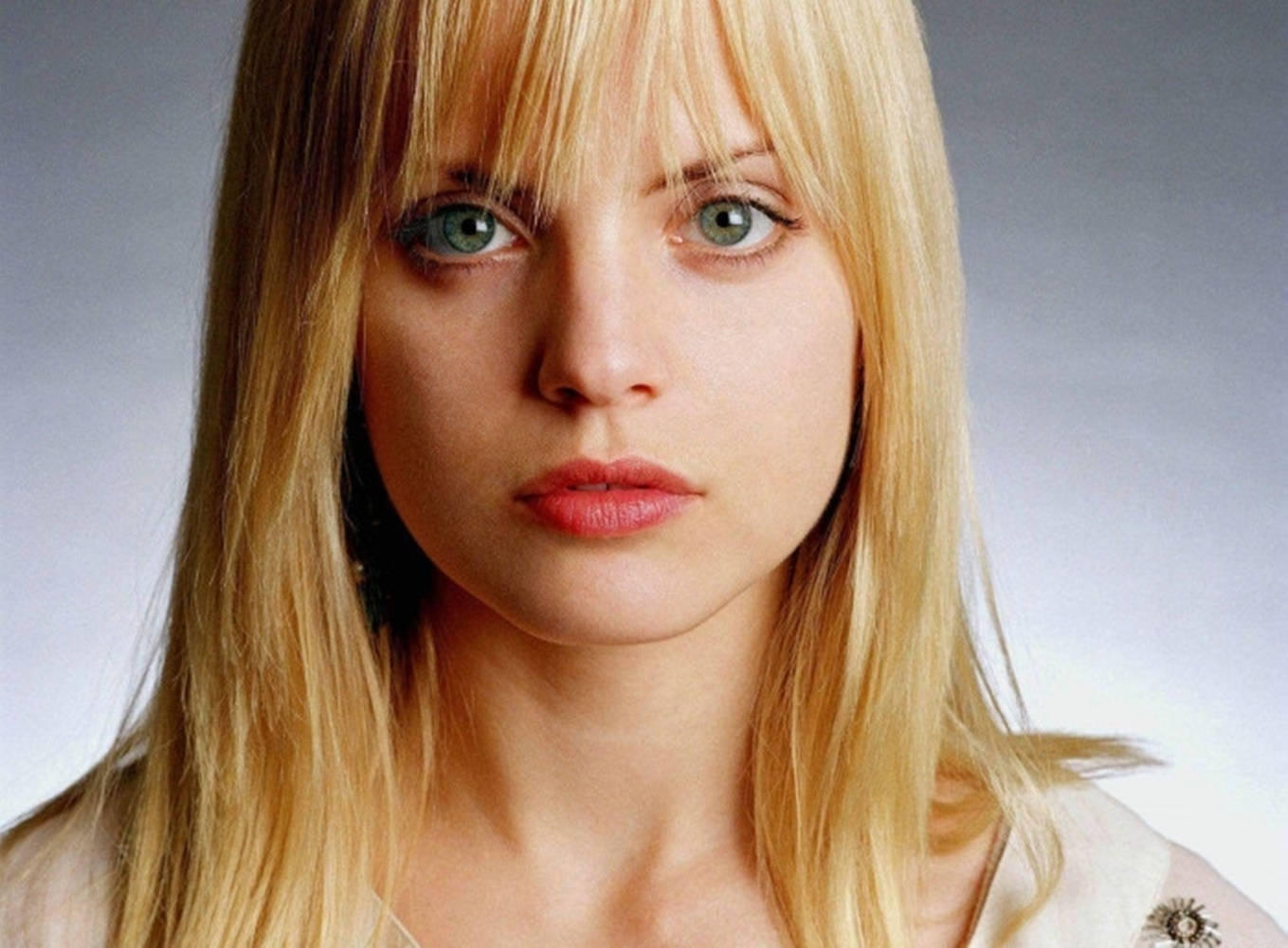 For Image: Mesmerizing Grey-eyed Mena Suvari Wallpaper