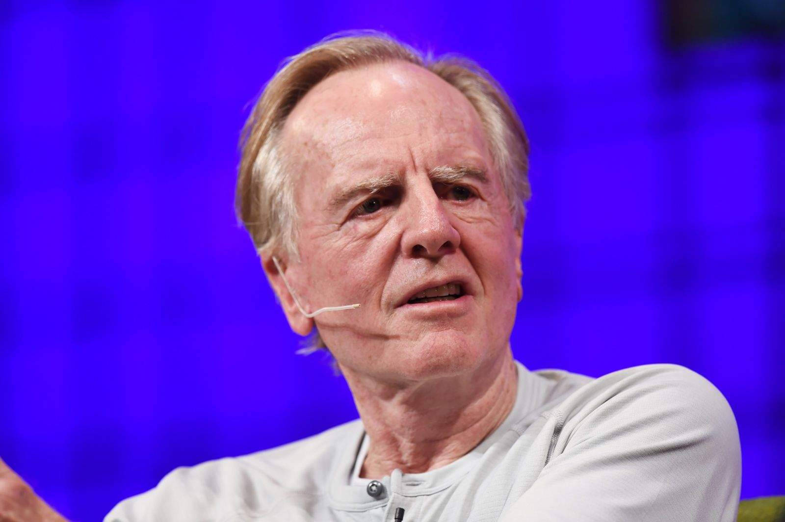 Former Apple Ceo, John Sculley Giving A Presentation Wallpaper