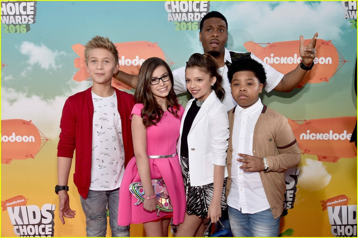 Game Shakers Team At Awards Event Wallpaper