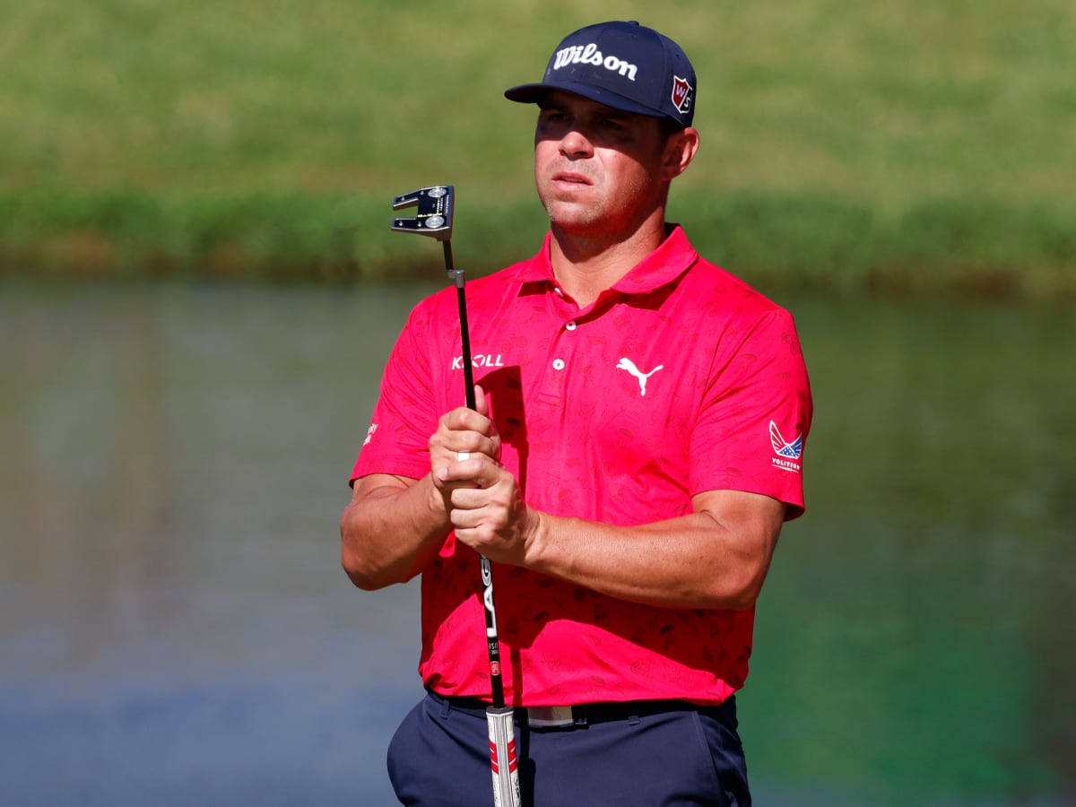 Gary Woodland Grasping Golf Club Wallpaper