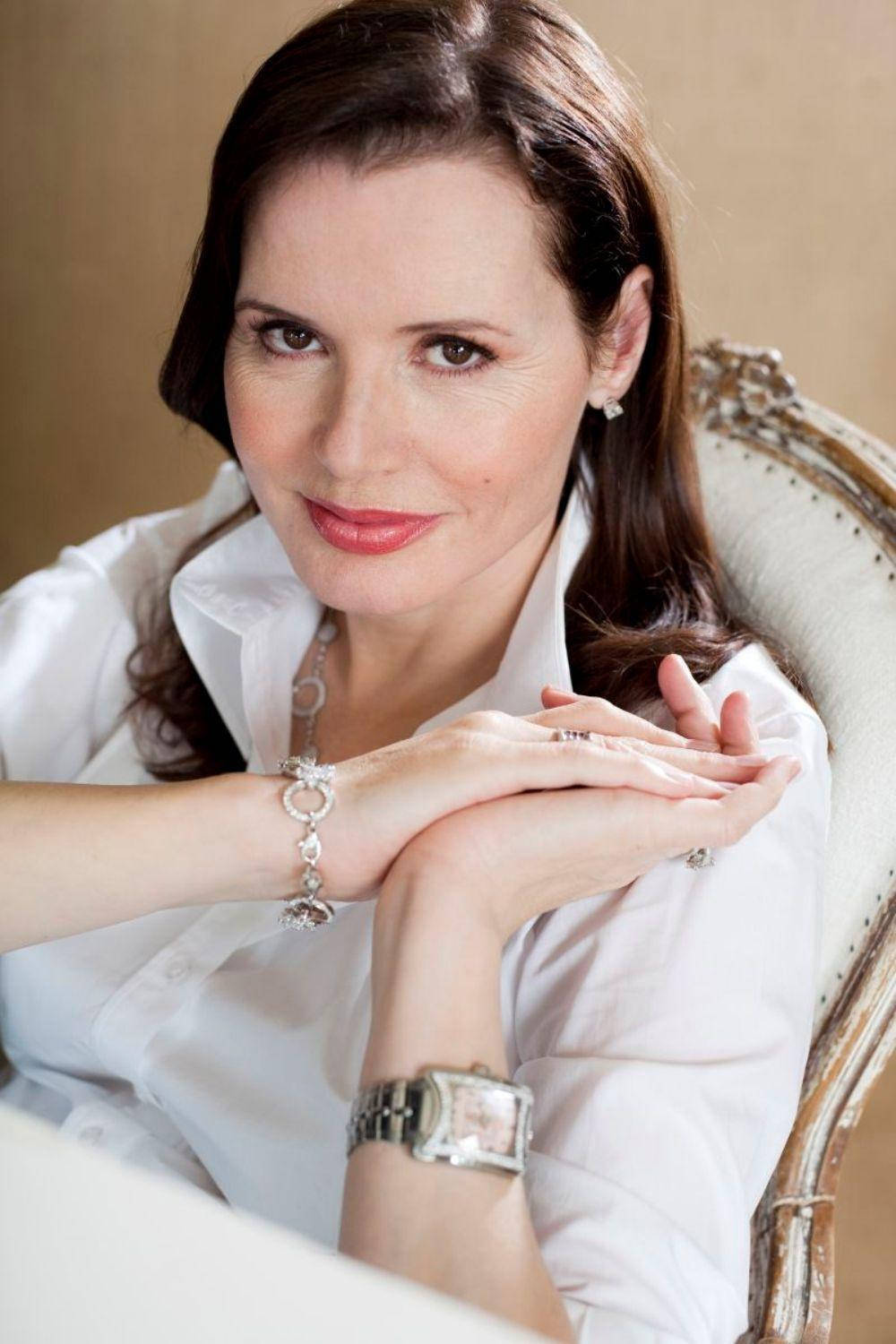 Geena Davis Wearing A Simplistic White Top Wallpaper