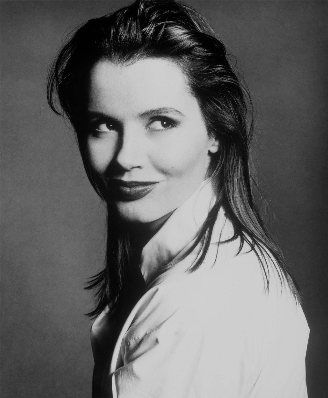 Geena Davis With A Sleek Hairstyle Wallpaper