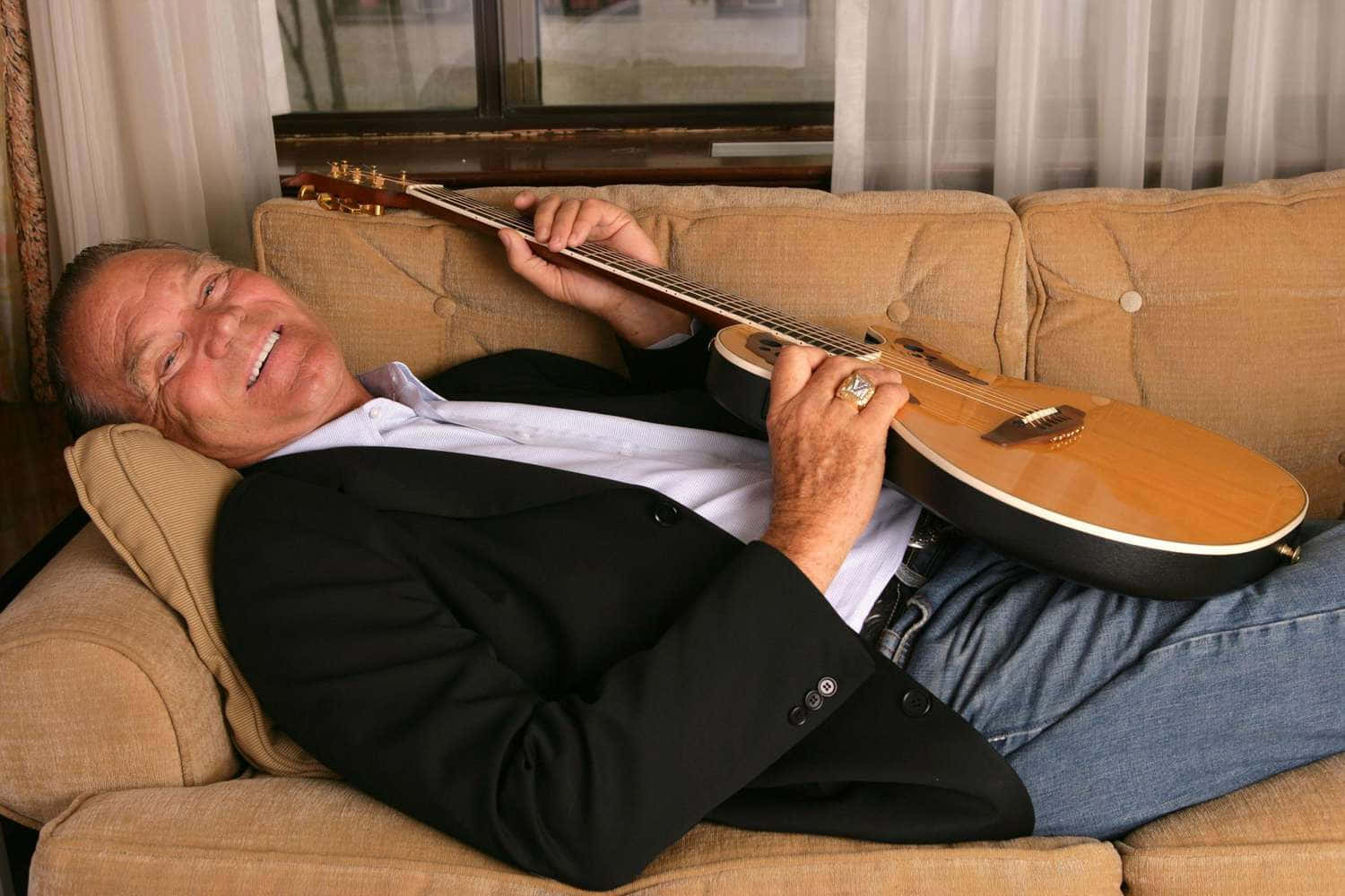 Glen Campbell Relaxingwith Guitar Wallpaper