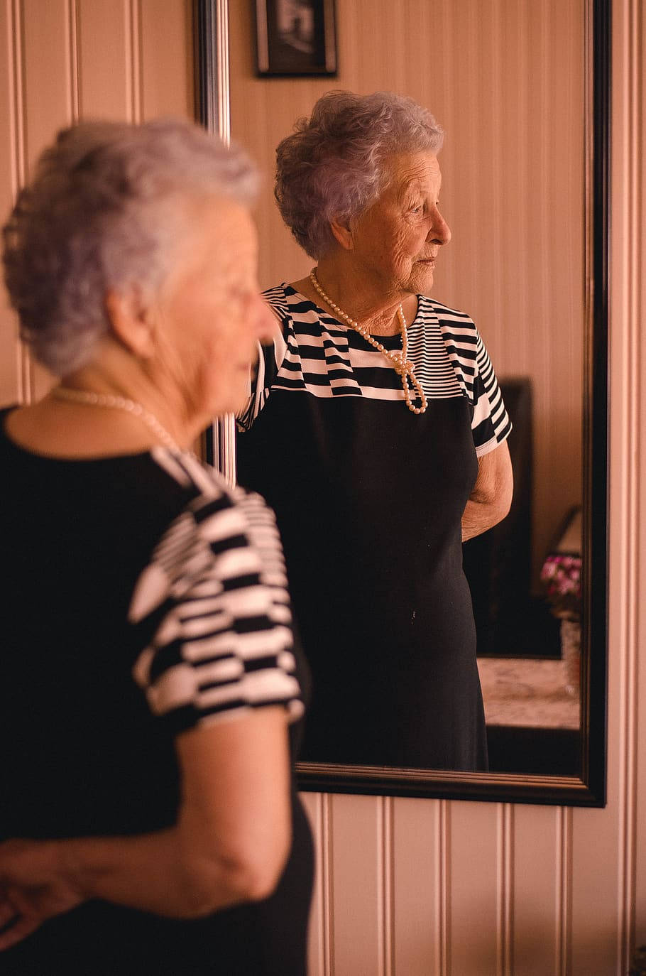 Graceful Elegance Reflected: A Stunning Older Woman Wallpaper