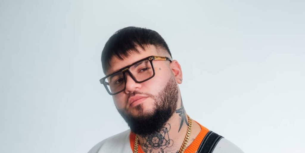 Handsome Farruko With Iconic Glasses Wallpaper