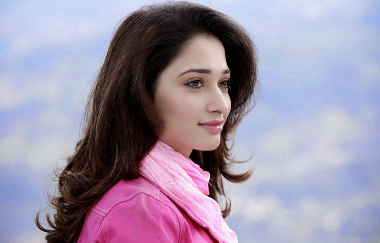 Heroine Tamanna Bhatia Candid Wallpaper