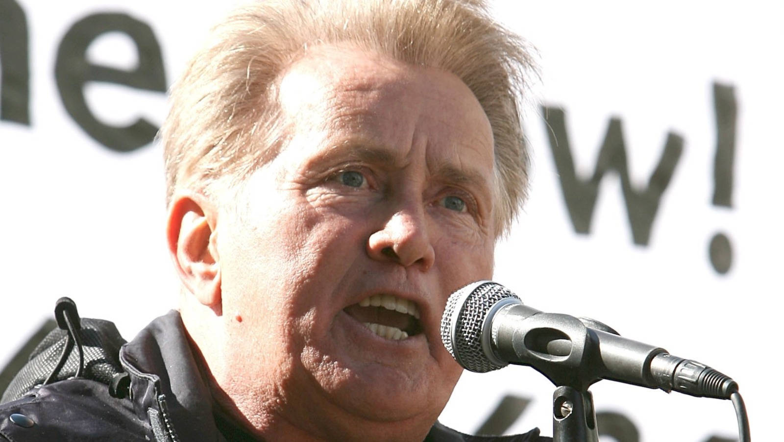 Hollywood Actor Martin Sheen Close Up Shot Wallpaper