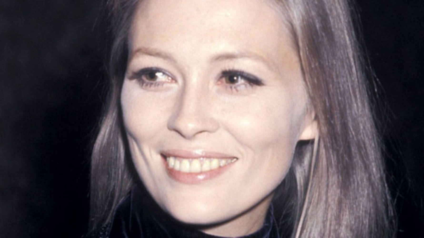 Hollywood Actress Faye Dunaway 1969 Portrait Wallpaper