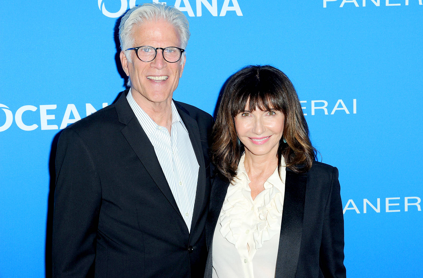 Hollywood Stars Mary Steenburgen And Ted Danson In Elegant Outfits Wallpaper