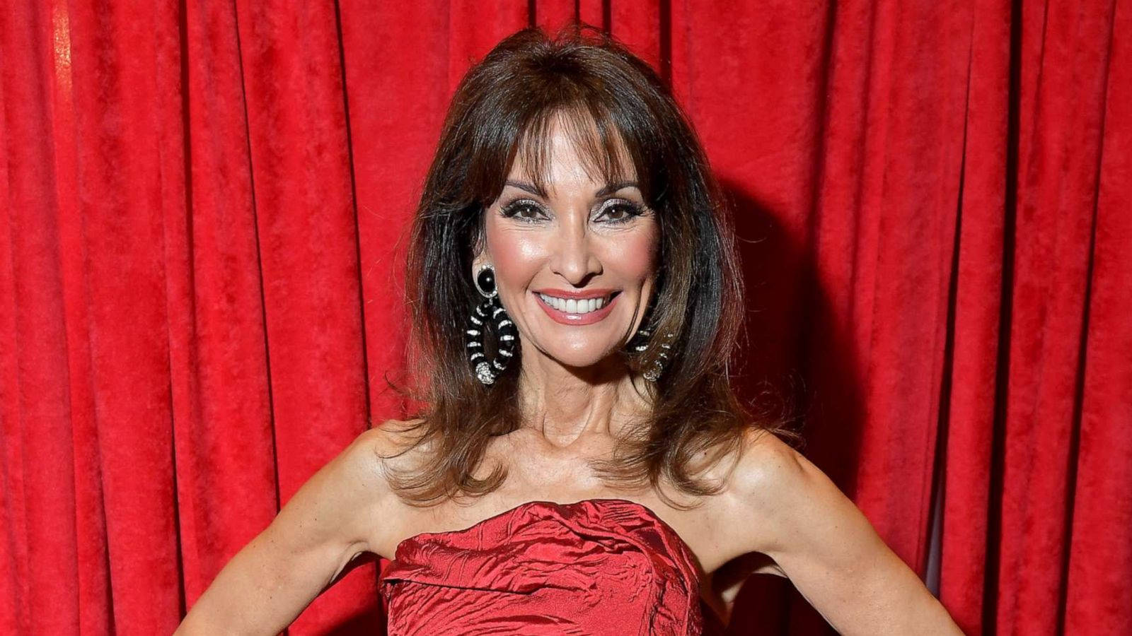 Host Susan Lucci In Red Wallpaper