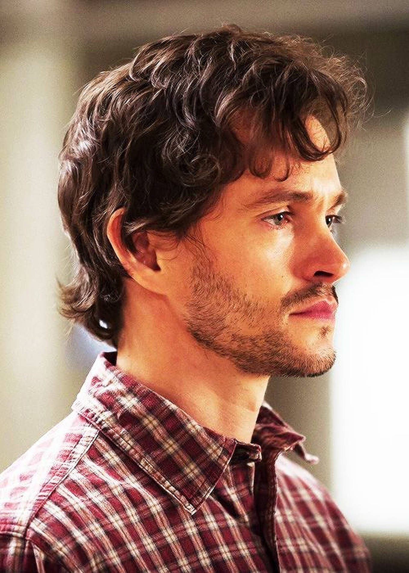 Hugh Dancy In Side View Wallpaper