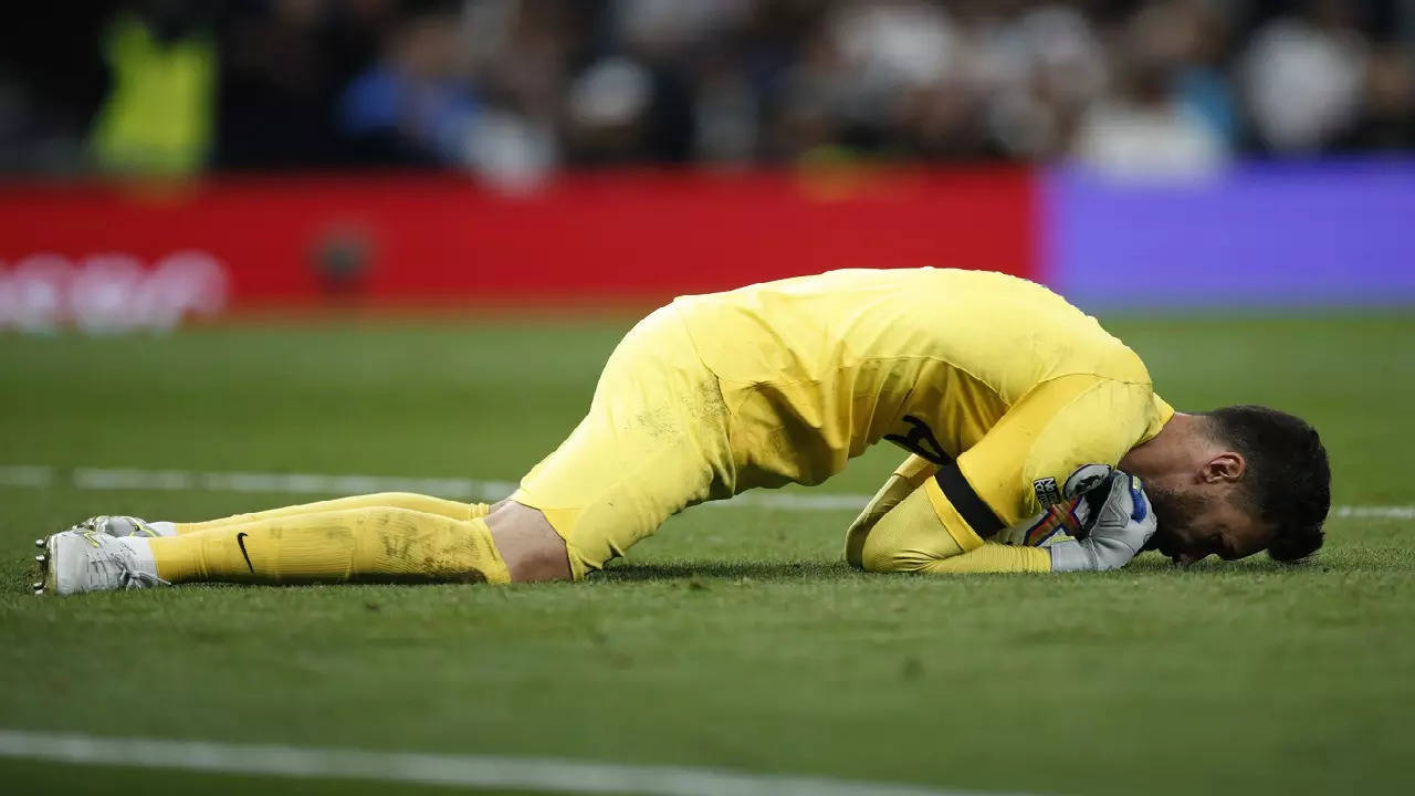 Hugo Lloris Faceplant Wallpaper