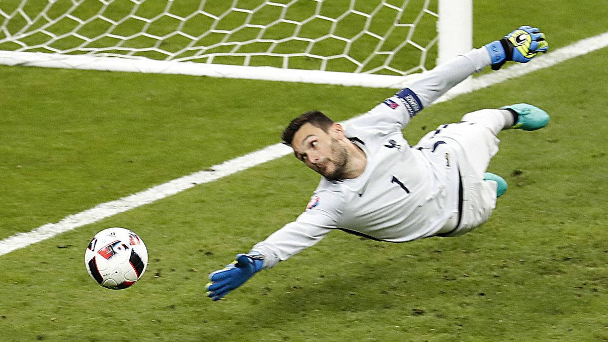 Hugo Lloris Misses Catch Wallpaper