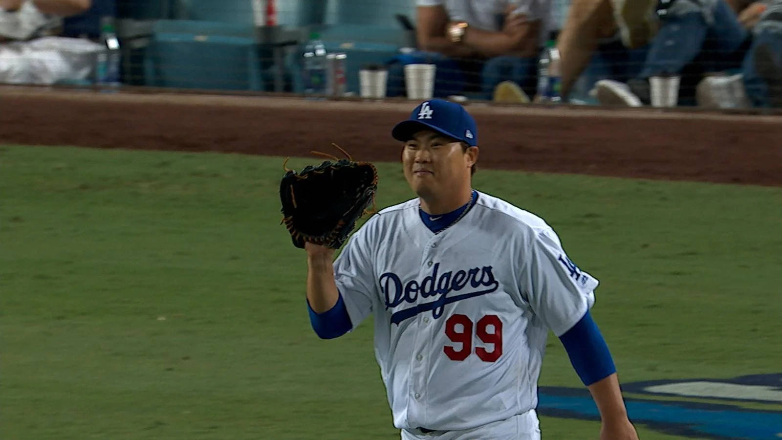 Hyun Jin Ryu Waving With Glove Wallpaper