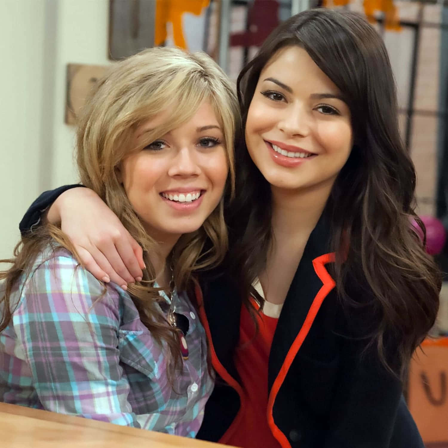 I Carly Friends Smiling Together Wallpaper