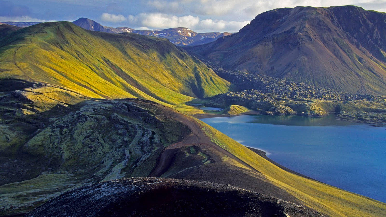 Iceland Green Mountain Range Wallpaper