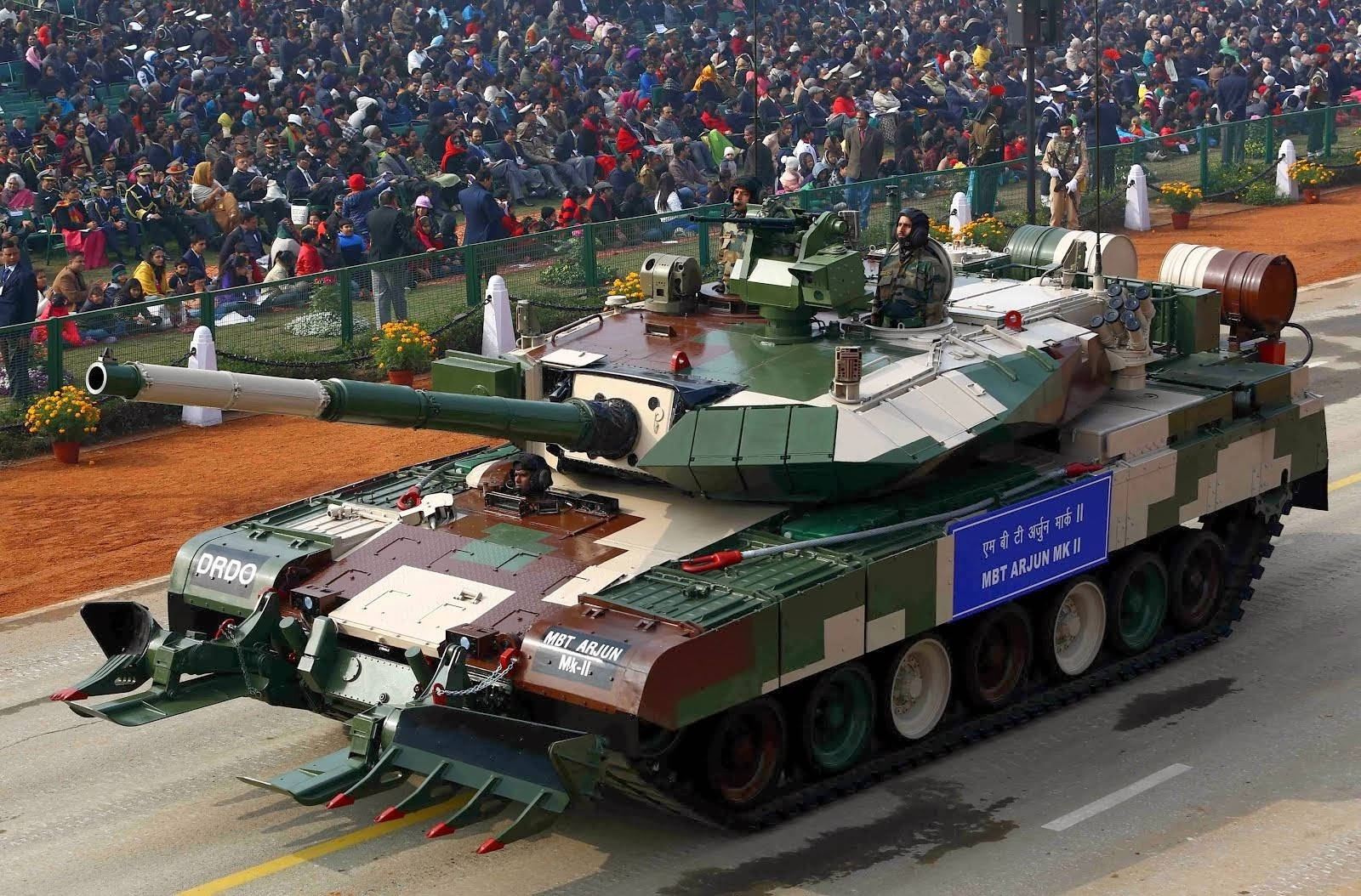 Indian Soldiers On Arjun Mbt Wallpaper