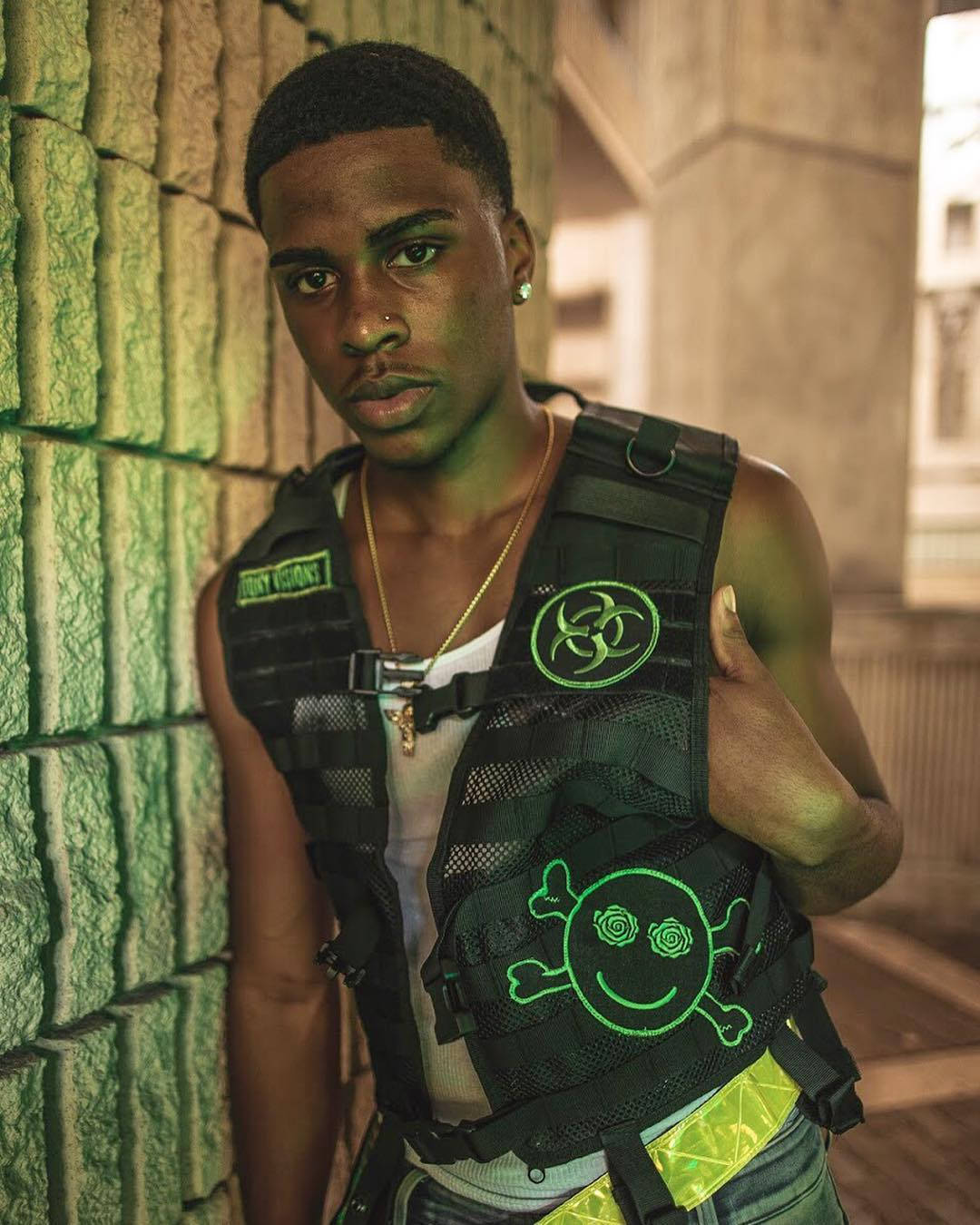 Instagram Star Swavy Lee With Black Vest Wallpaper