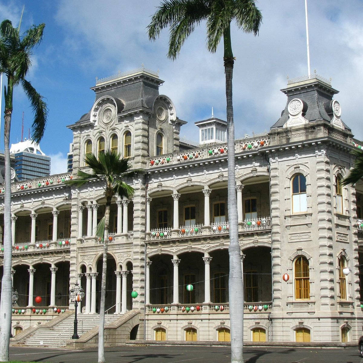 Iolani Palace Decorated With Lanterns Wallpaper