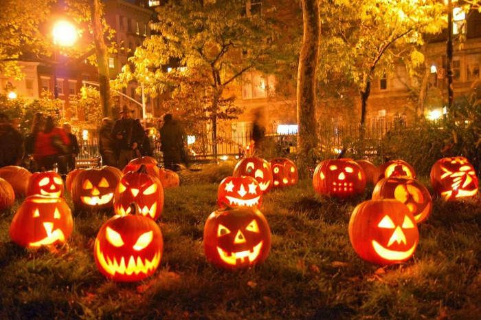 Jack O'lanterns In Park Fall Halloween Wallpaper