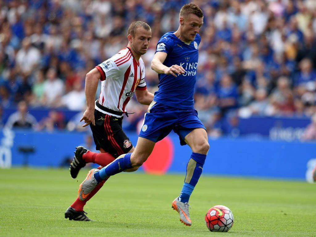 Jamie Vardy Running Kicking Ball Wallpaper