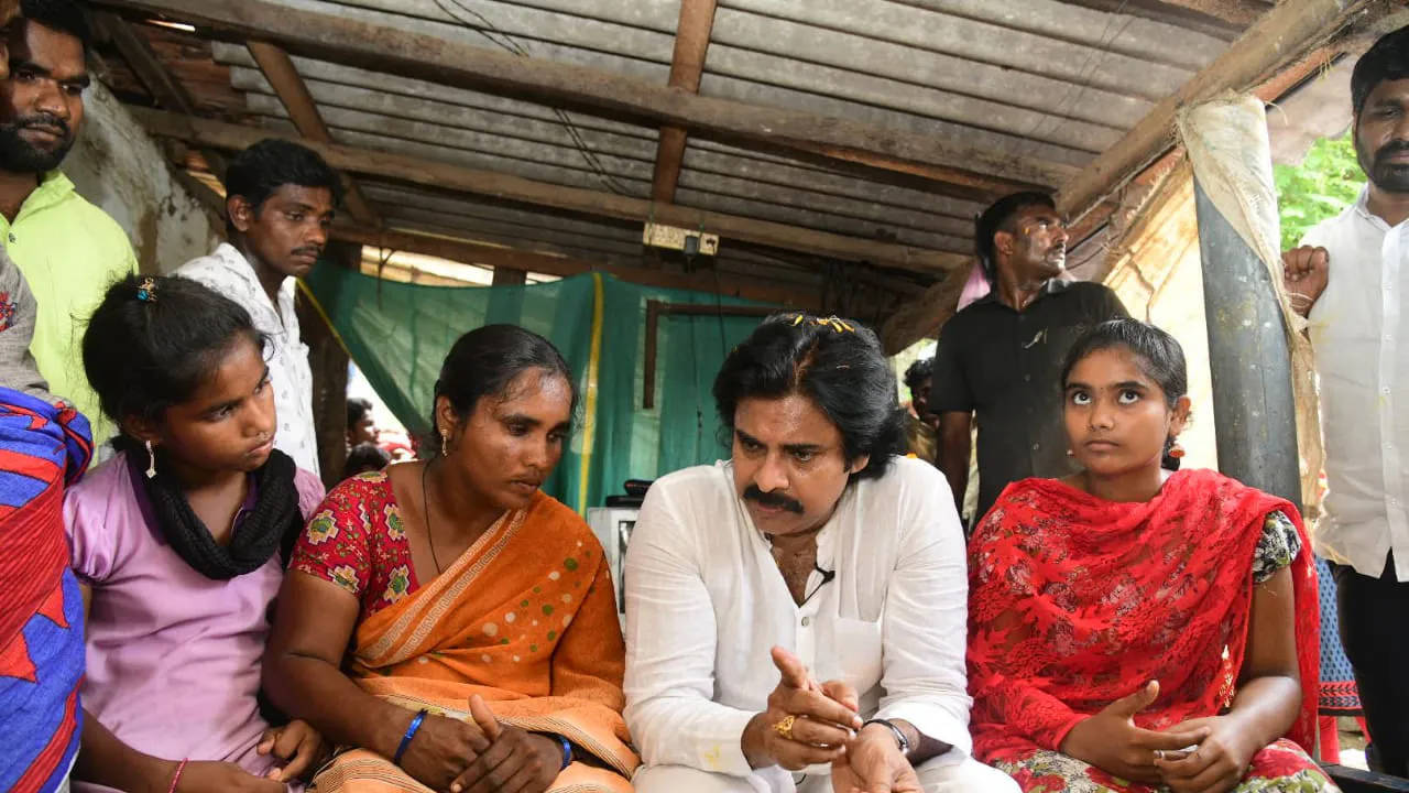 Janasena Party Pawan Kalyan With Women Wallpaper