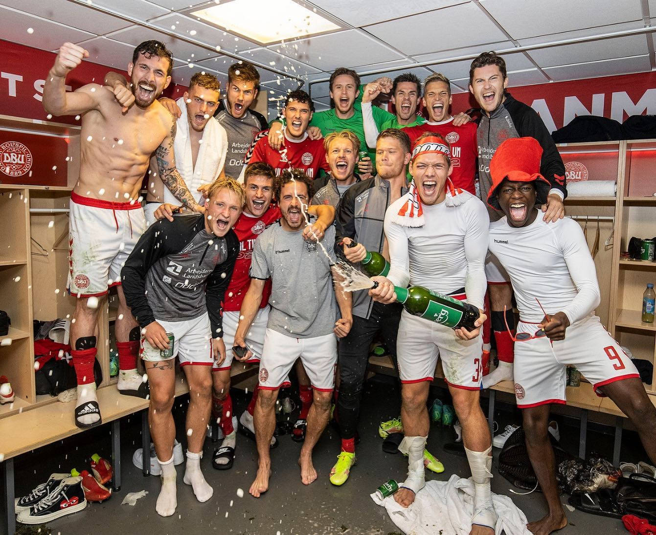 Jannik Vestergaard In The Locker Room Wallpaper