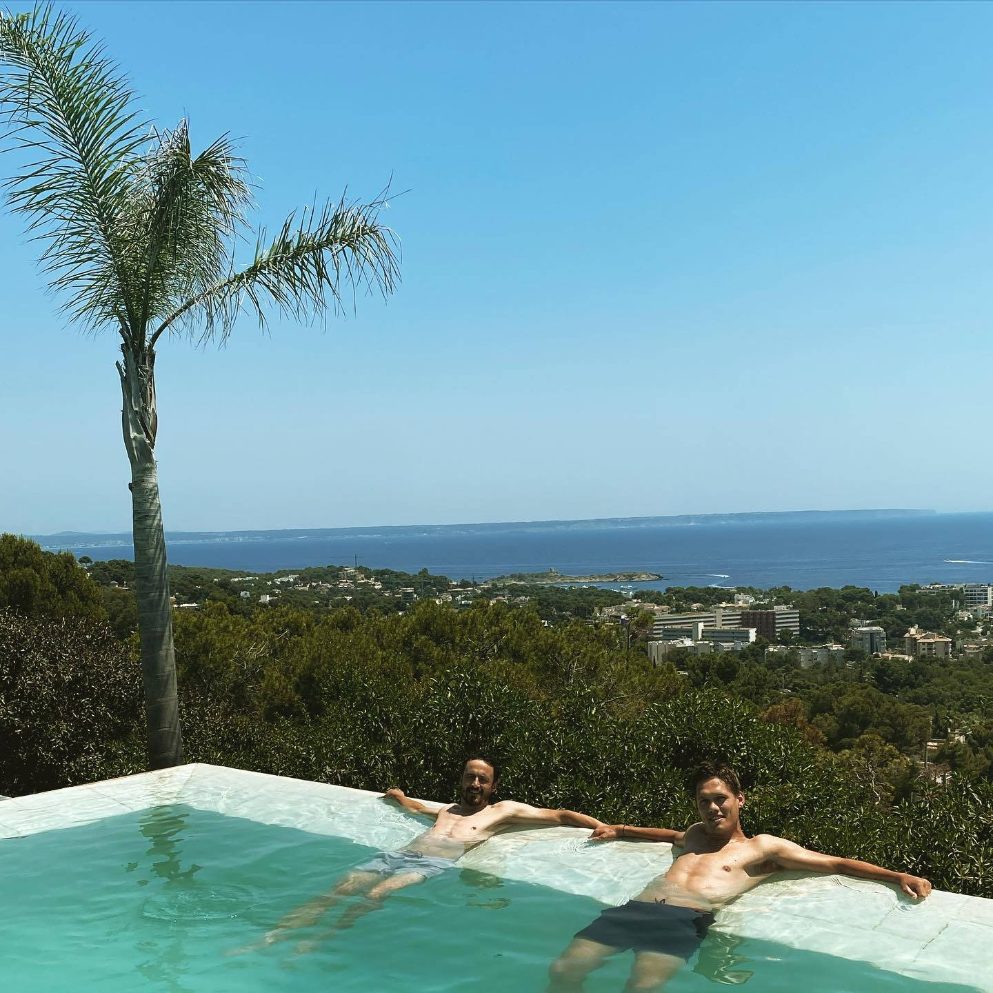 Jannik Vestergaard Relaxing In Pool Wallpaper