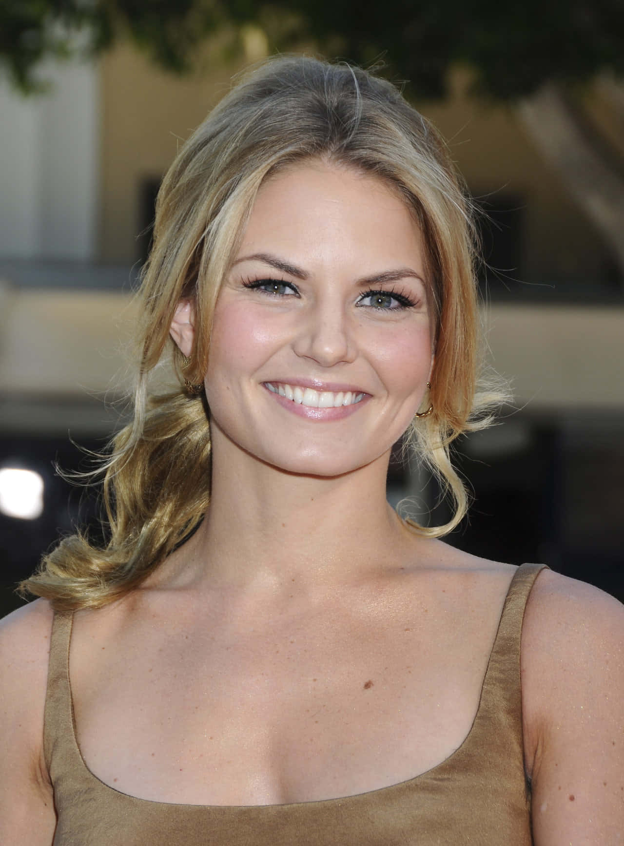 Jennifer Morrison Smiling In A Candid Photograph Wallpaper