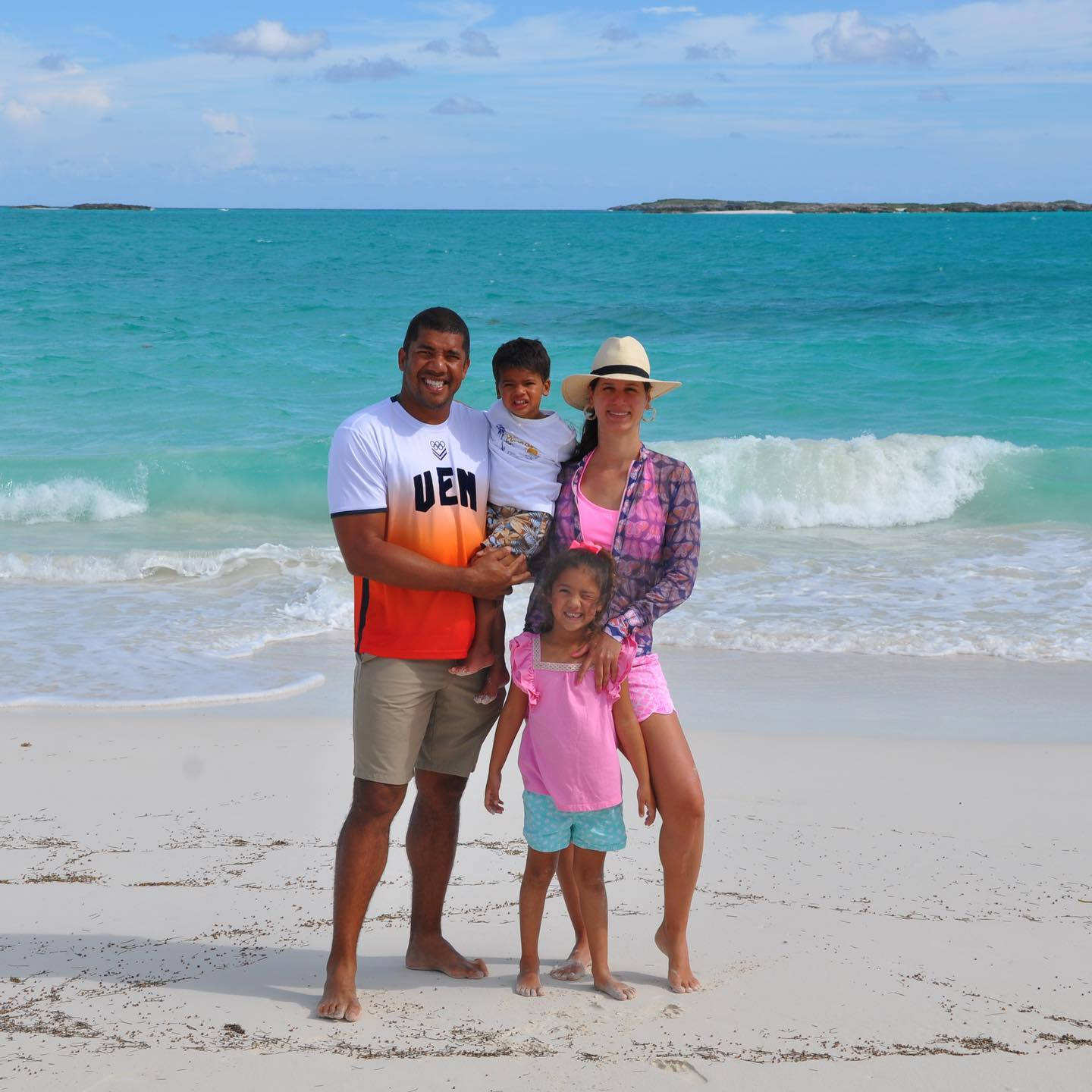 Jhonattan Vegas Family On Beach Wallpaper