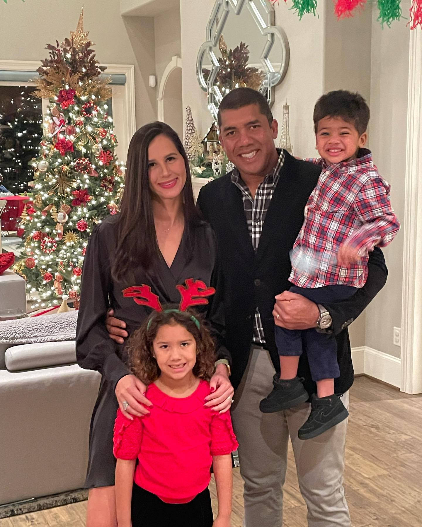 Jhonattan Vegas Family On Christmas Wallpaper