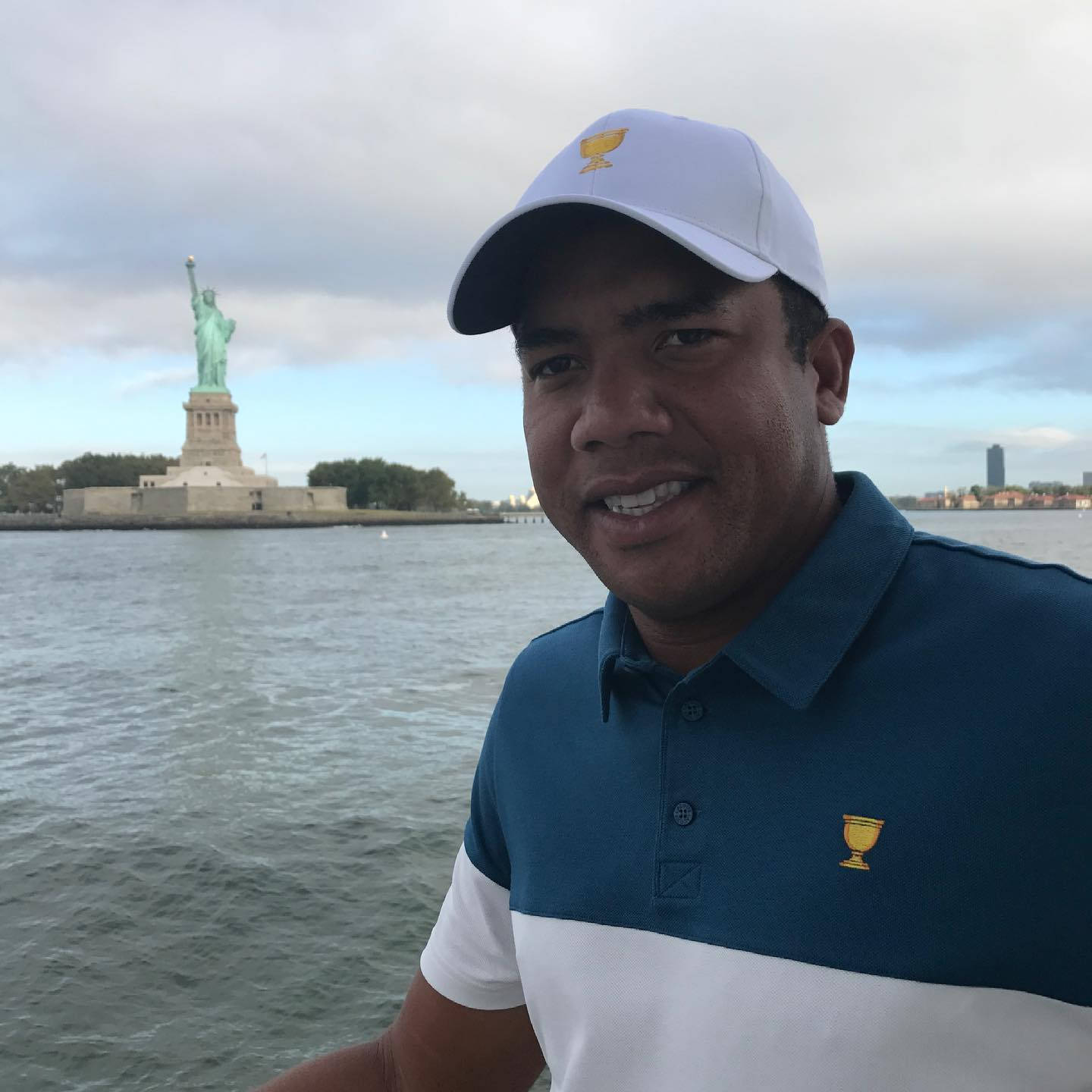 Jhonattan Vegas With Lady Liberty Wallpaper