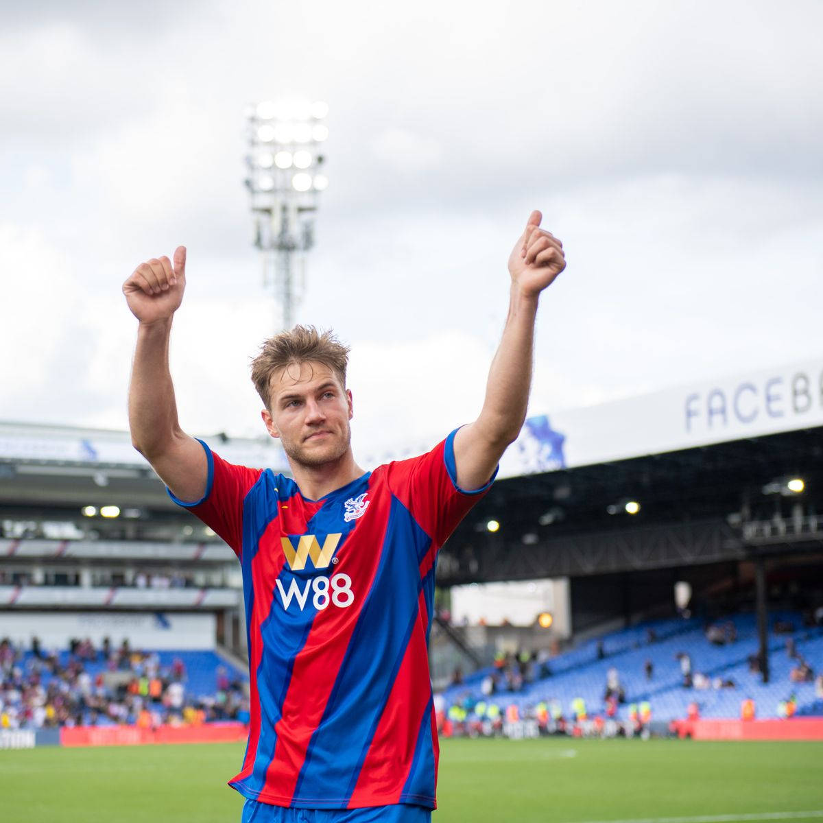 Joachim Andersen Giving Thumbs-up Wallpaper