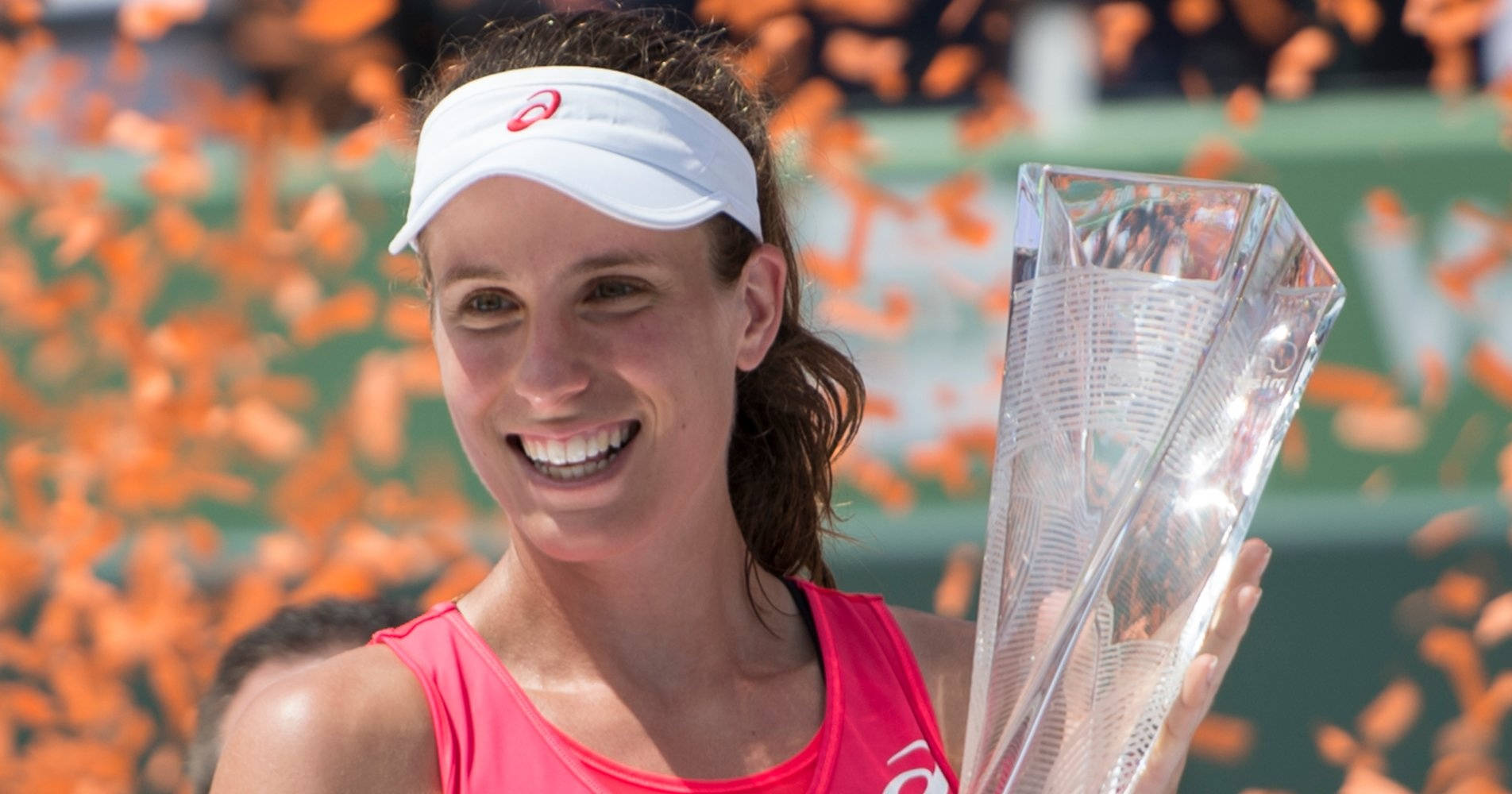 Johanna Konta Holding Trophy Wallpaper