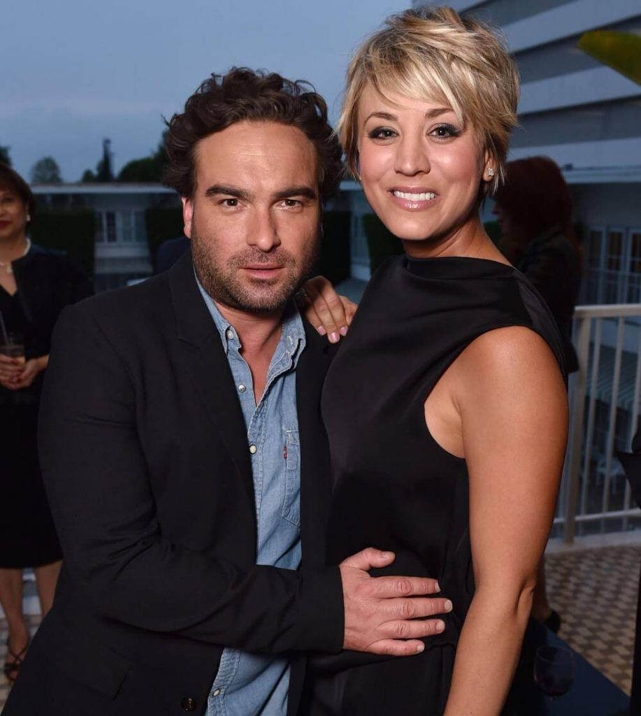 Johnny Galecki Hugs Kaley Cuoco Wallpaper