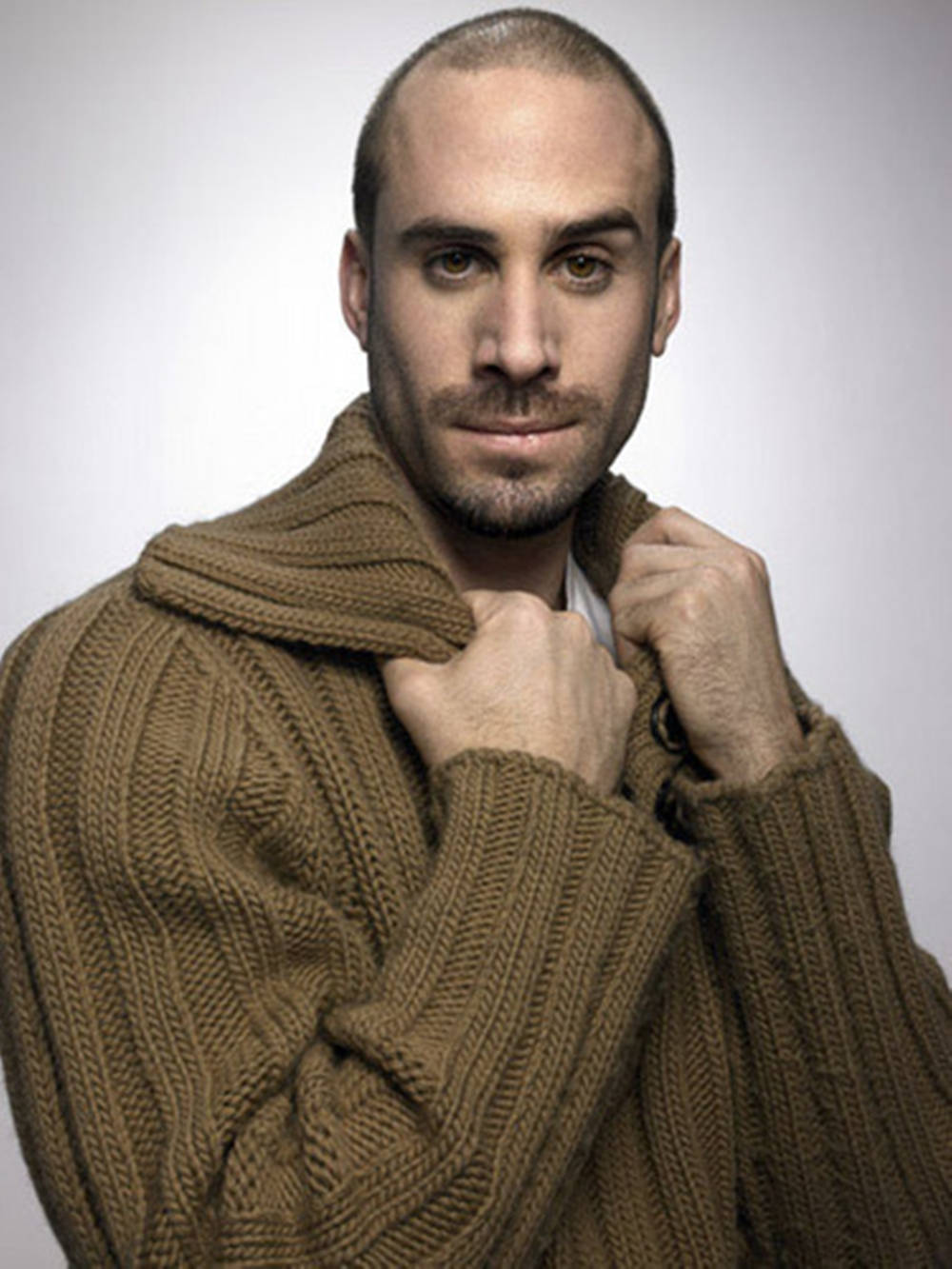 Joseph Fiennes Wearing A Comfy Sweater Wallpaper