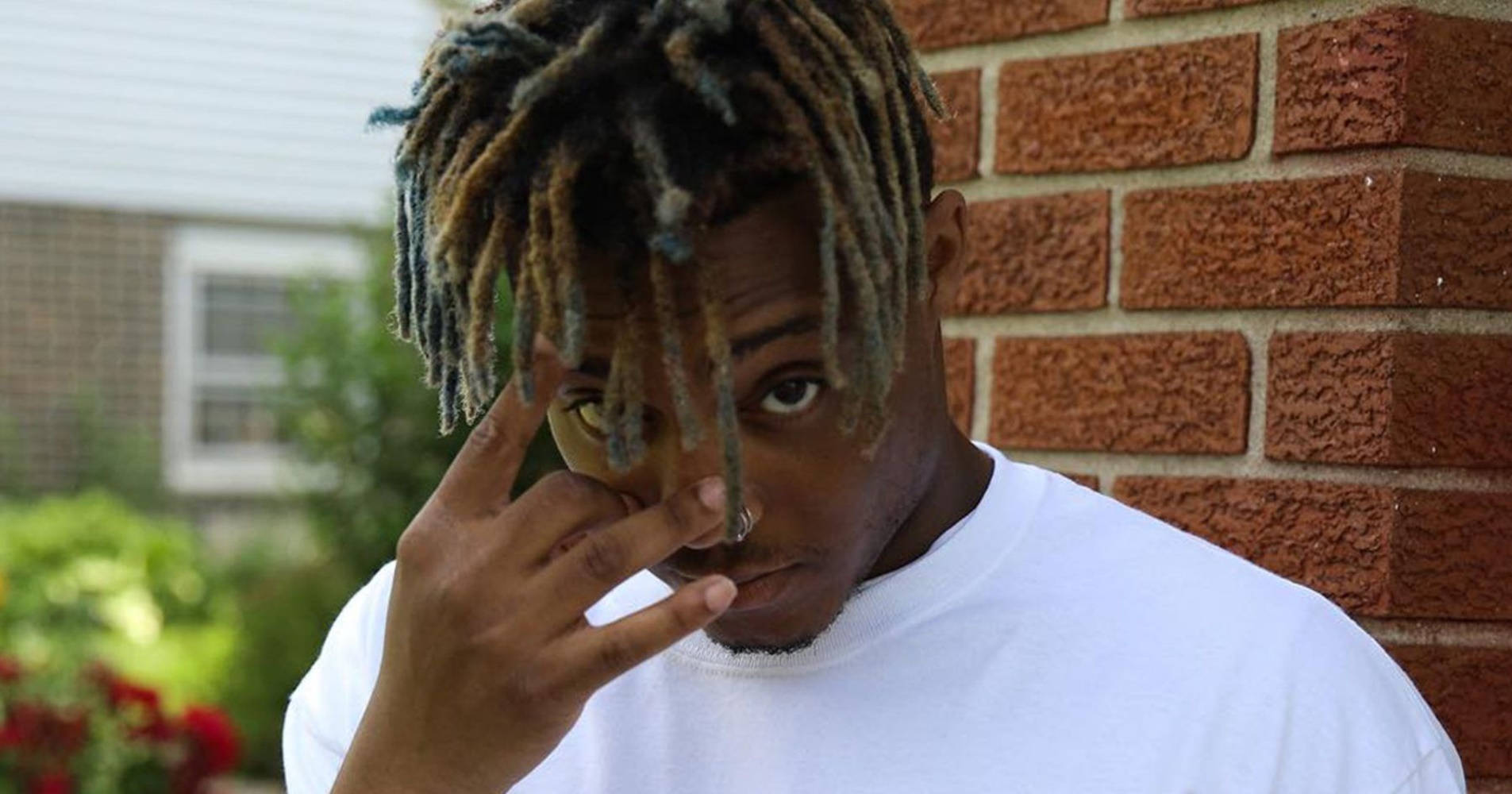 Juice Wrld 999 Rock Pose Wallpaper