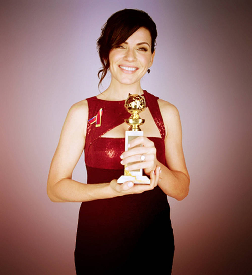 Julianna Margulies Holding An Award Wallpaper