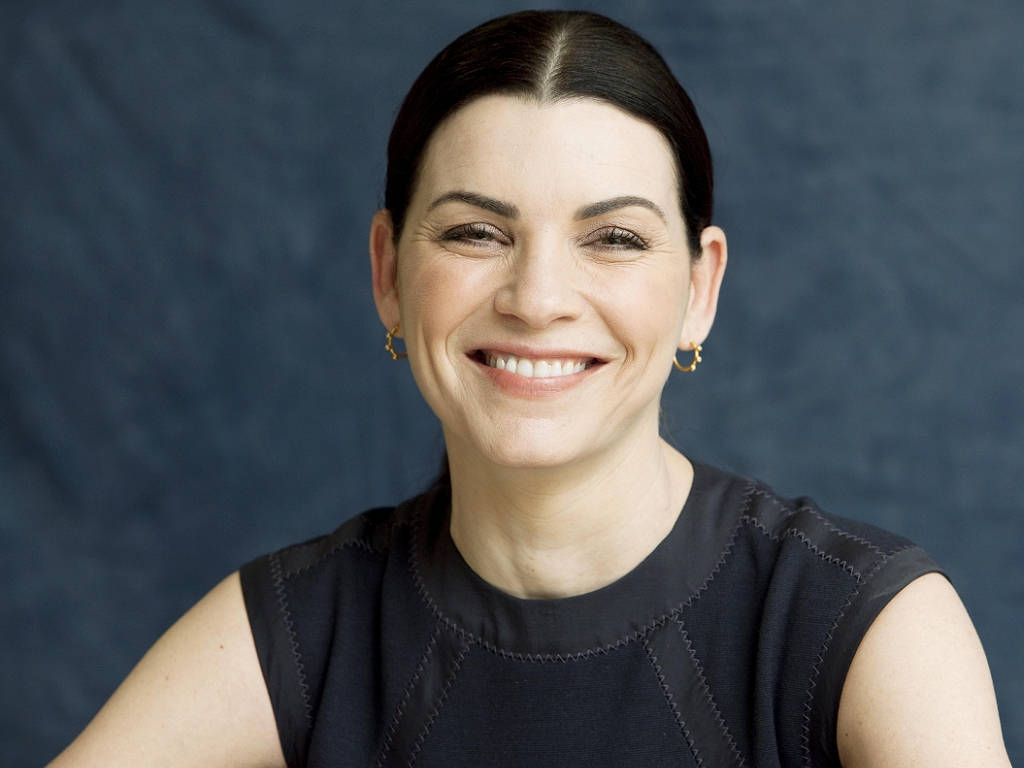 Julianna Margulies In Neat-looking Hairstyle Wallpaper