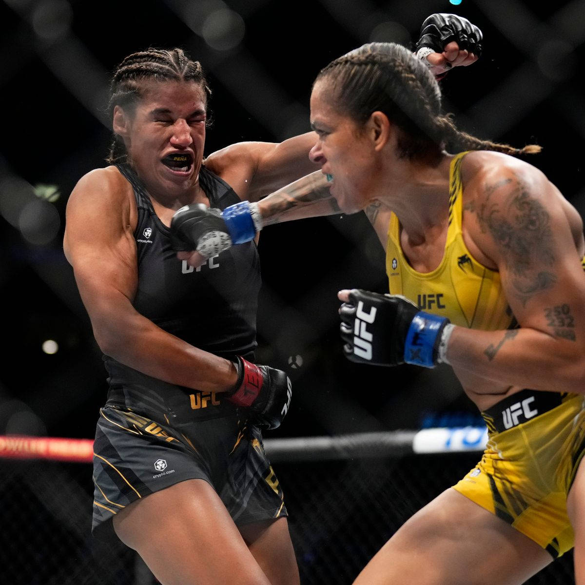 Julianna Peña Dodging Punch Of Amanda Nunes Wallpaper