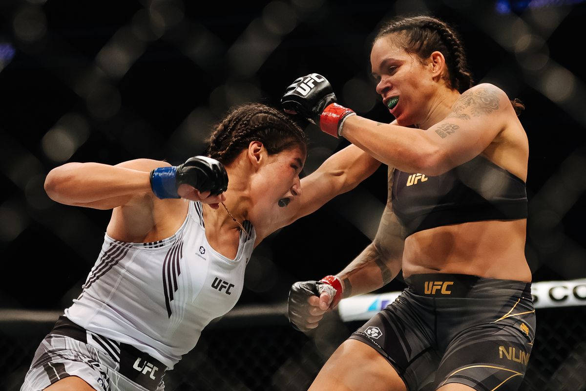 Julianna Peña Toughing It Out Against Amanda Nunes Wallpaper