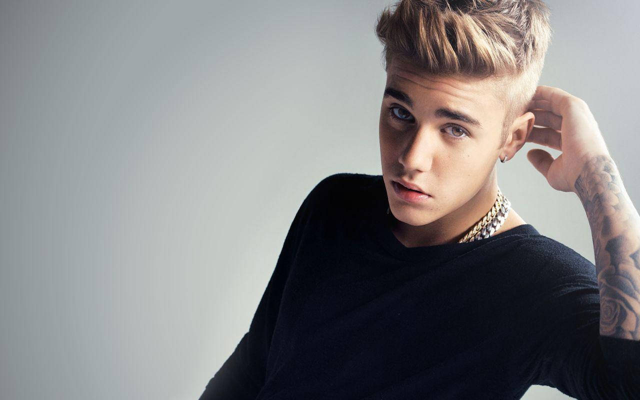 Justin Bieber Striking A Pose Wallpaper