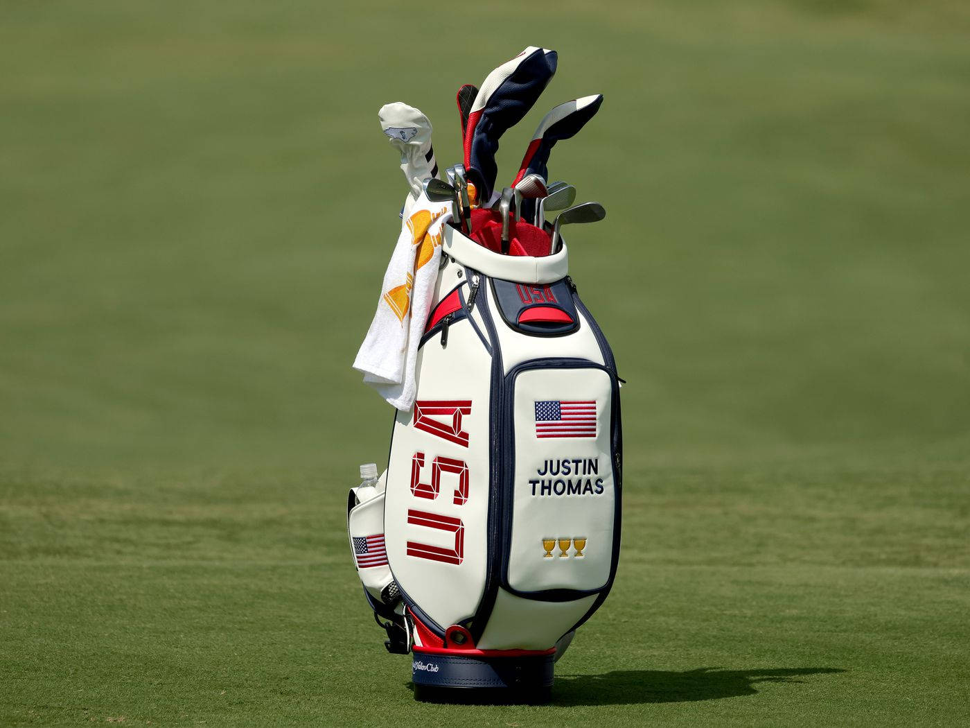 Justin Thomas With His Golf Bag On-course Wallpaper