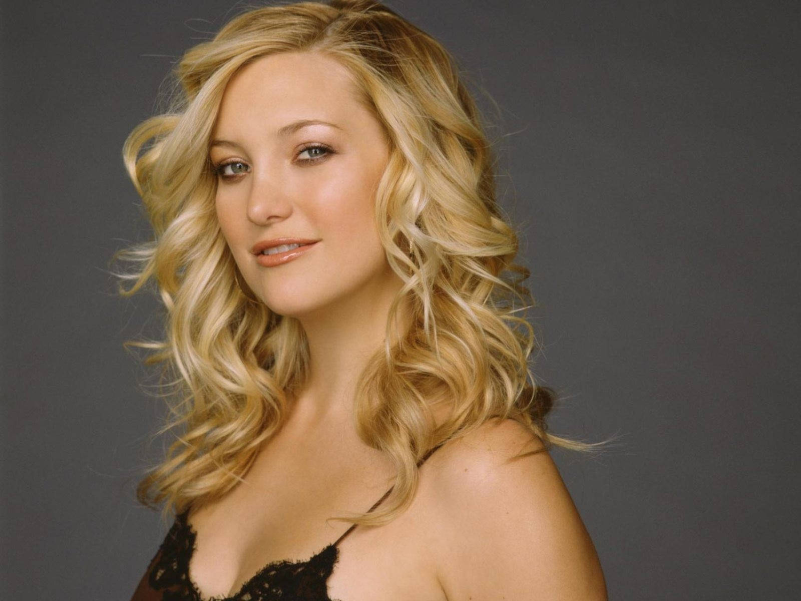 Kate Hudson Sexy Model In Black Wallpaper