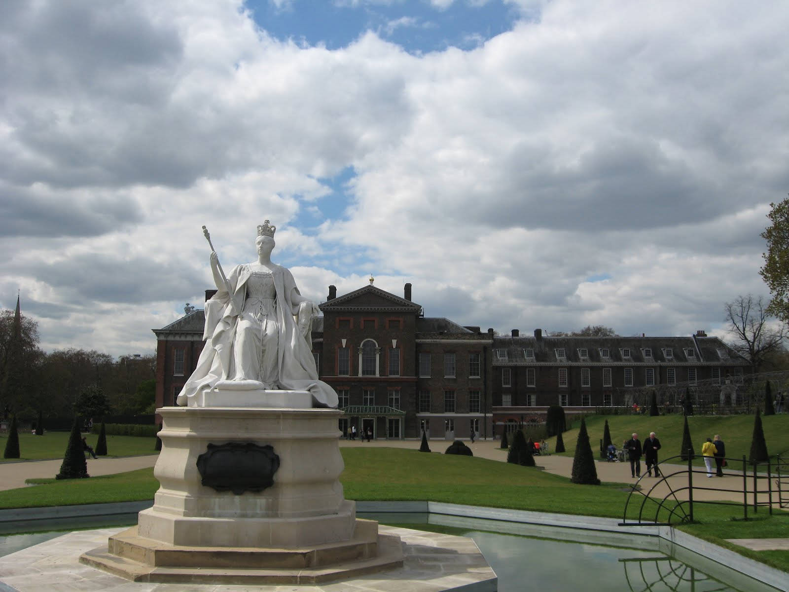 Kensington Palace With Tourists Wallpaper