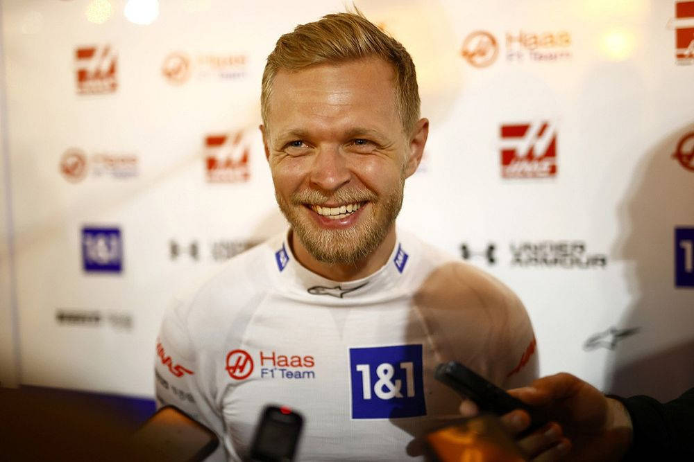 Kevin Magnussen Being Interviewed Wallpaper